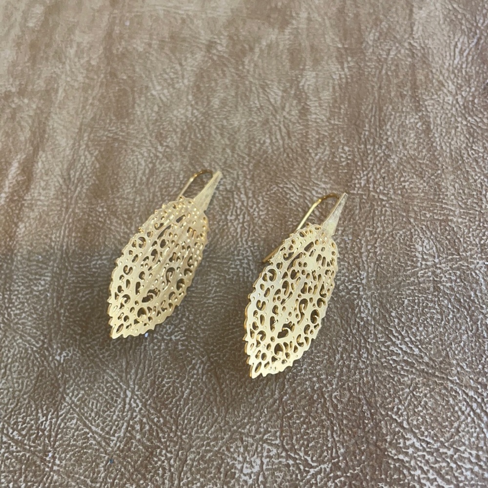 Hanging thin leaf gold earrings